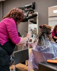 hairdresser-dyeing-woman39s-hair